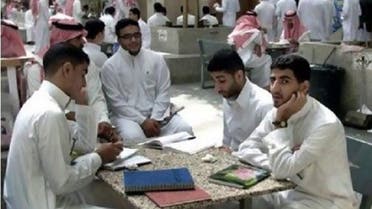 Saudi students gather at an outdoor cafe at King Saud University in Riyadh October 30, 2002. (Reuters)