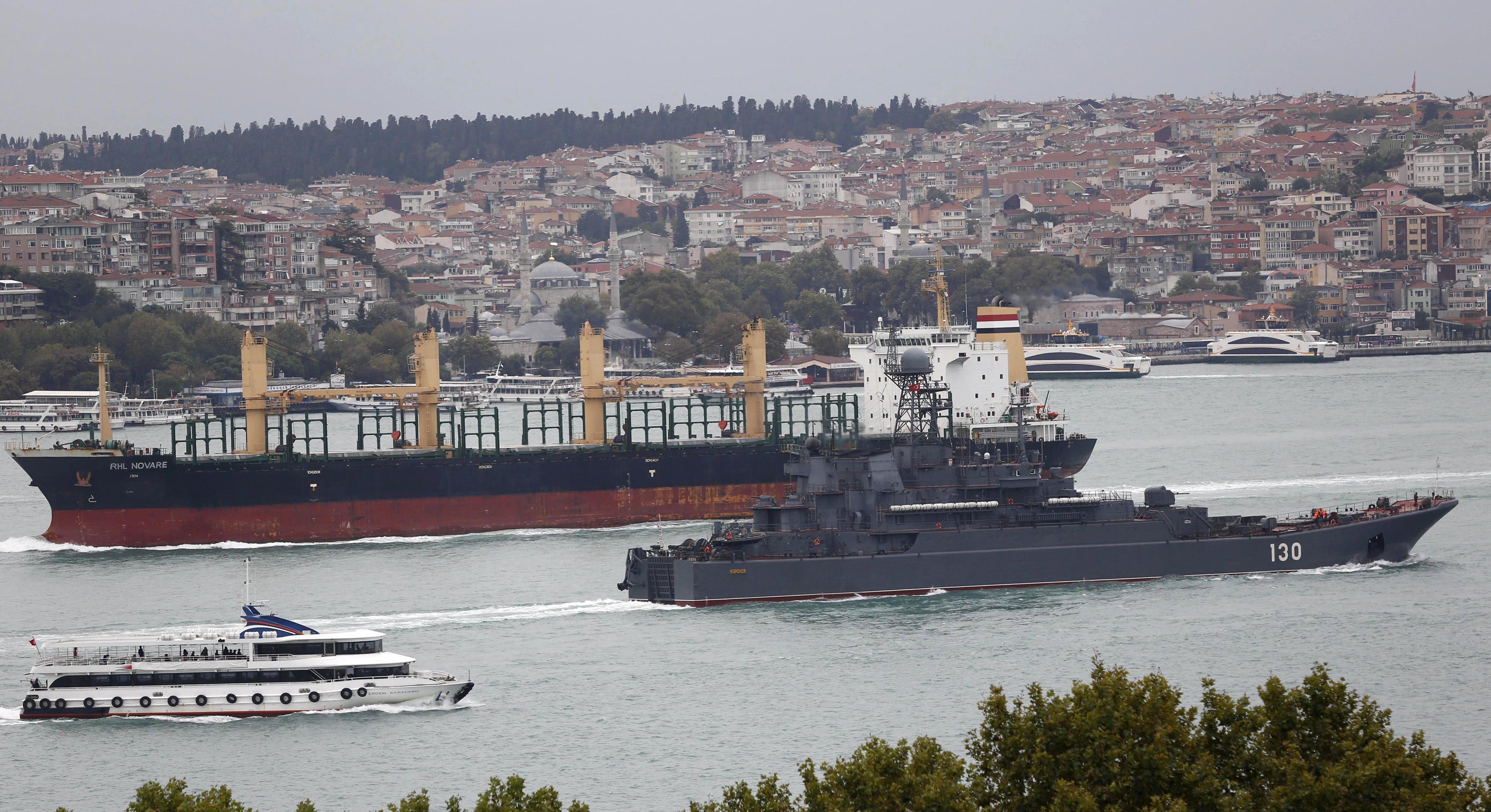 سفينة حربية روسية تعبر مضيق البوسفور