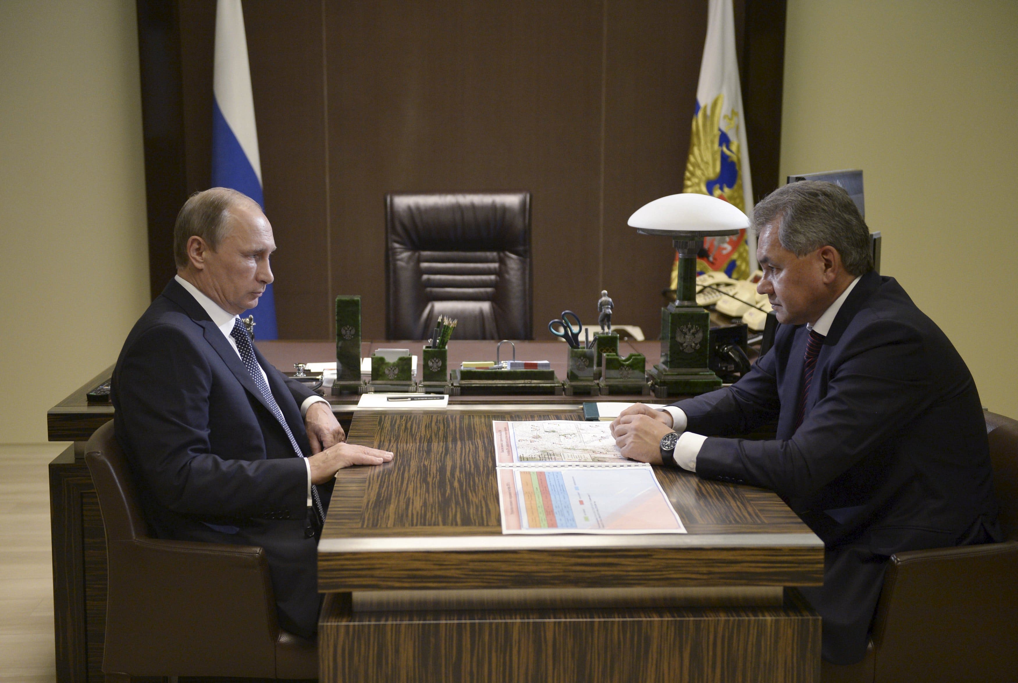 فلاديمير بوتين ووزير الدفاع الروسي سيرغي شويغو