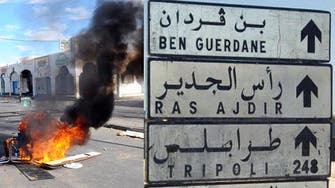 تونسيون يغلقون الطريق بوجه السيارات الليبية