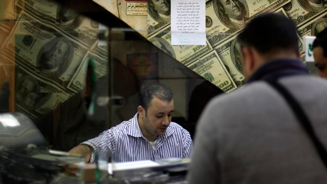 An Egyptian man changes U.S. dollars to Egyptian pounds at a currency exchange office in downtown Cairo. (File photo: AP)