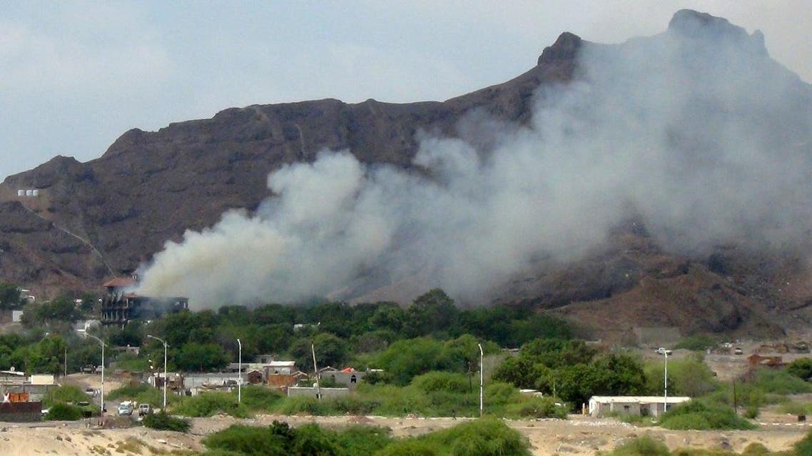 Smoke billows from al-Qasr hotel after it was hit by explosions in the western suburbs of Yemen's southern port city of Aden, October 6, 2015. (Reuters)