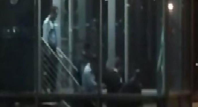كاميرا المراقبة بمطار أتاتورك رصدت انزال جثة البريطانية من الطابق الثاني، حيث دورة المياه