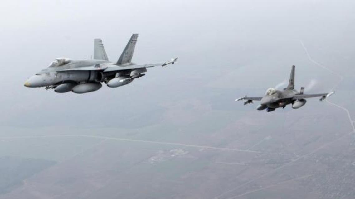 Canadian Air Force fighter CF-18 Hornet (L) and Portuguese Air Force fighter F-16 patrol over Baltics air space. (File photo: Reuters)