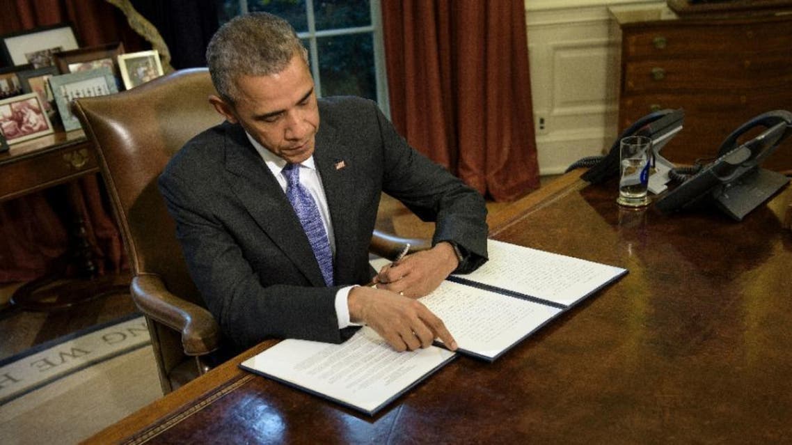 President Obamam vetos the National Defense Authorization Act in the Oval Office of the White House on Oct. 22, 2015. (AFP)