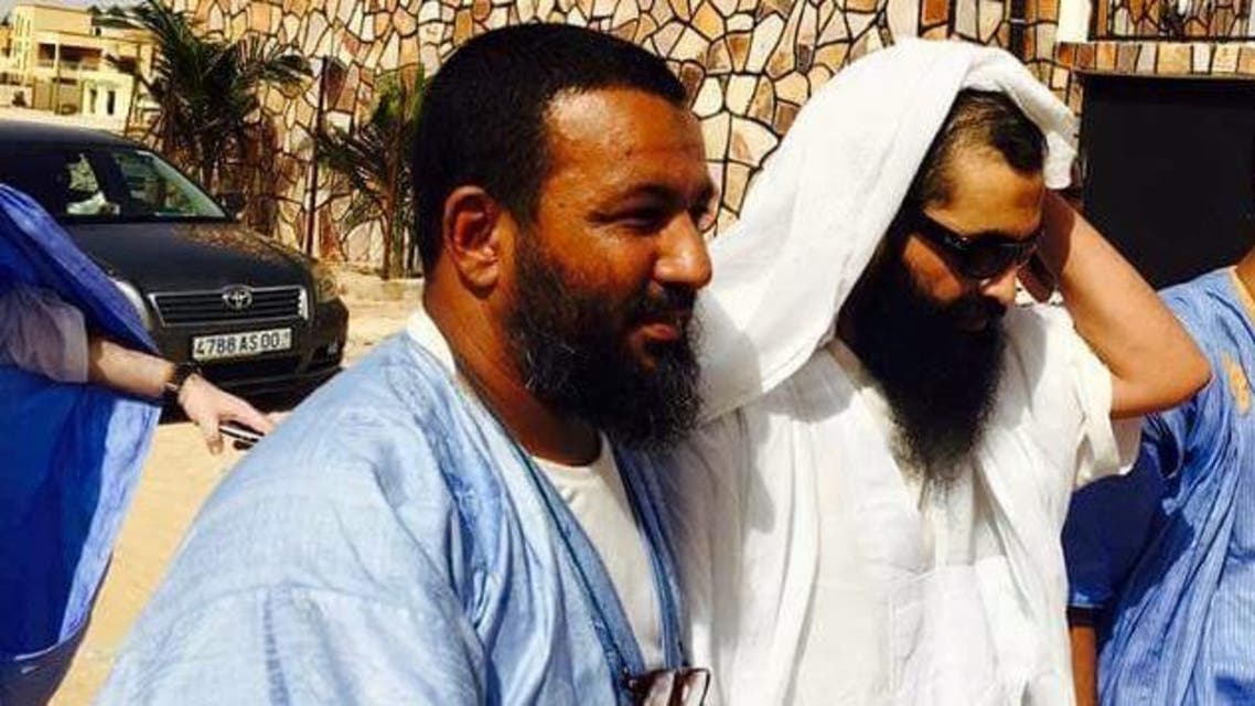 صورة للسجين من امام منزله تداولها رواد مواقع التواصل الاجتماعي