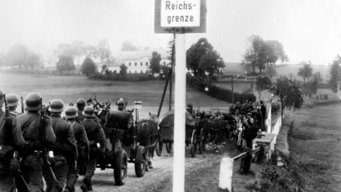 German troops cross the border near Kleinphilipsreuth, Czechoslovakia, to occupied the Sudetenland, on October 1, 1938 (AFP Photo/)