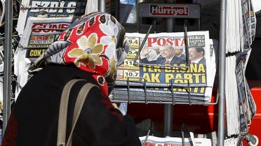 A woman looks at newspapers at a kiosk in Istanbul, Turkey November 2, 2015. (File: Reuters)