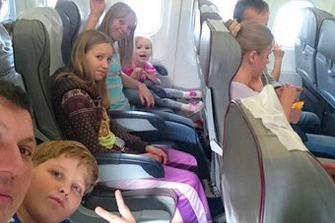 أول صورة من داخل الطائرة ولبعض من كانوا فيها الأب يوري شينا وزوجته أولغا وأولادهما الثلاثة