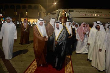 حاكم الشارقة يستقبل الأمير خالد الفيصل لدى وصوله