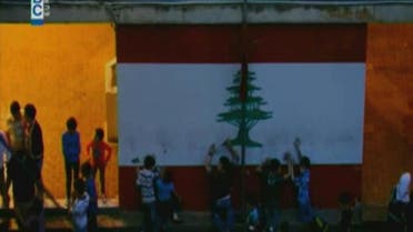 THUMBNAIL_ أطفال سوريون يجبرون على الركوع لعلم لبنان 