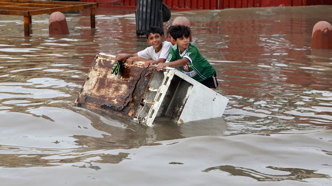 Iraqi boys make their way through a flooded street after heavy rain fell in Baghdad, Iraq, Thursday, Oct. 29, 2015. (File photo:AP)