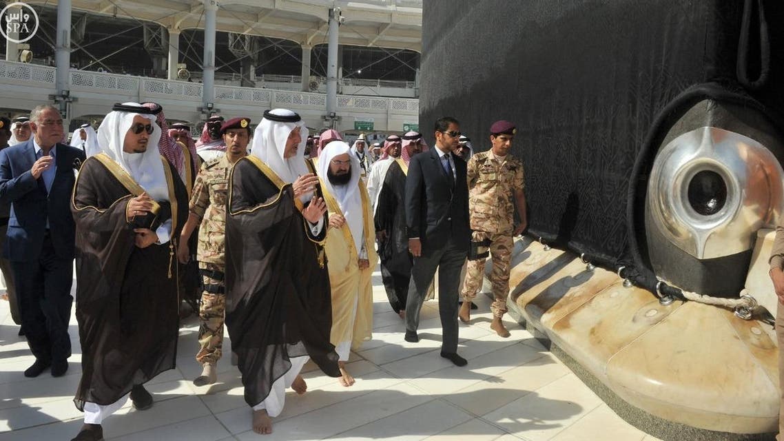 الأمير خالد الفيصل ومرافقوه في صحن الكعبة المشرفة