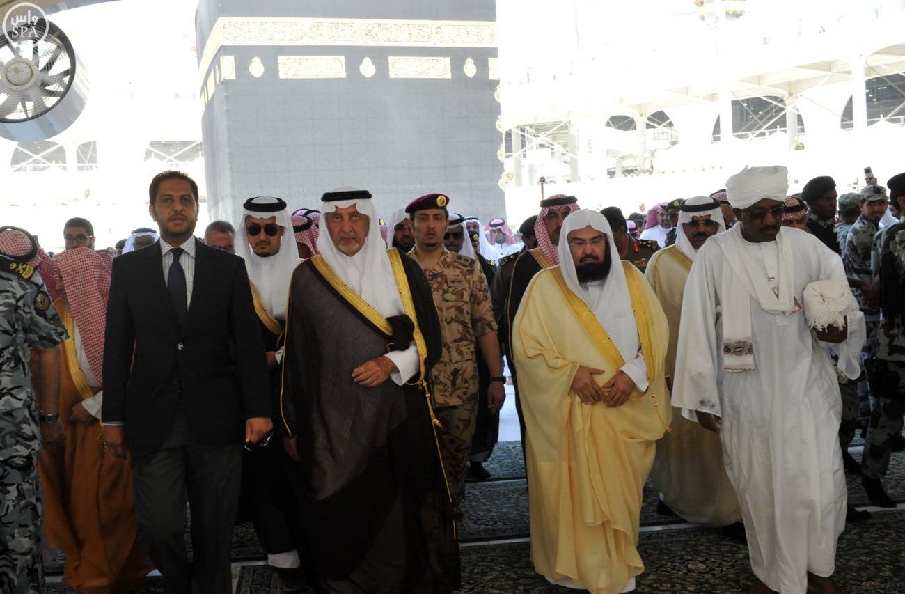 الأمير خالد الفيصل ومرافقوه في صحن الكعبة المشرفة