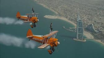 "المشي" على أجنحة الطائرات بالسماء في معرض دبي الجوي