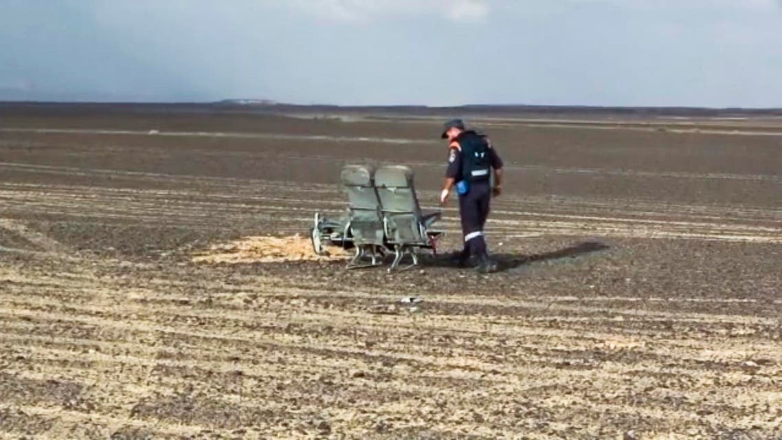 a Russian Emergency Situations Ministry employee examines damaged seats of a passenger jet bound for St. Petersburg in Russia that crashed in Hassana, Egypt. (File photo: AP)