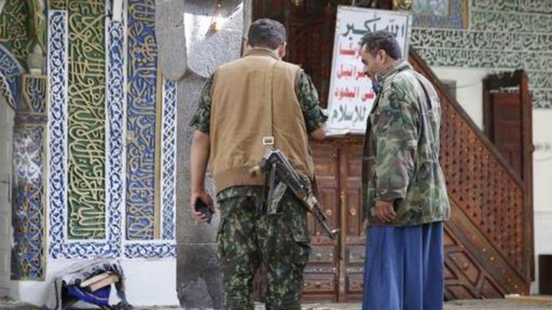 مقاتلون حوثيون داخل أحد مساجد صنعاء