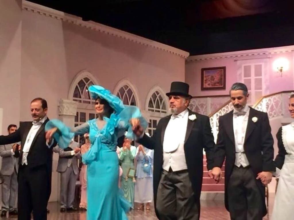 الممثلون في مسرحية بنت الجبل