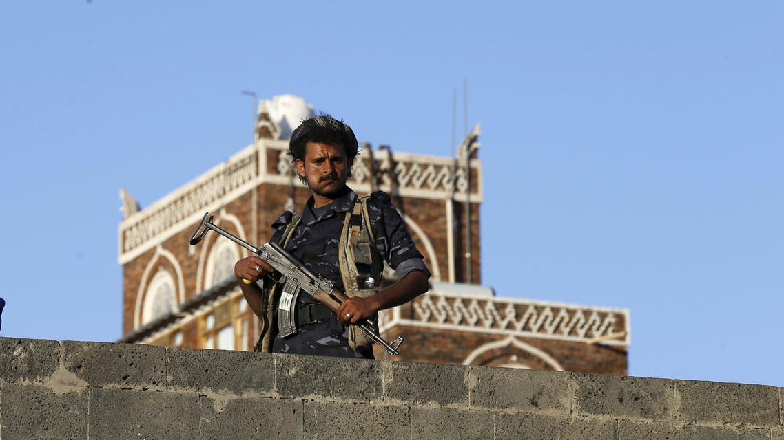 A Houthi militant stands guard on a bridge near the site of a demonstration held by Houthi loyalists against Saudi-led strikes in Yemen's capital Sanaa November 20, 2015. REUTERS/Kh