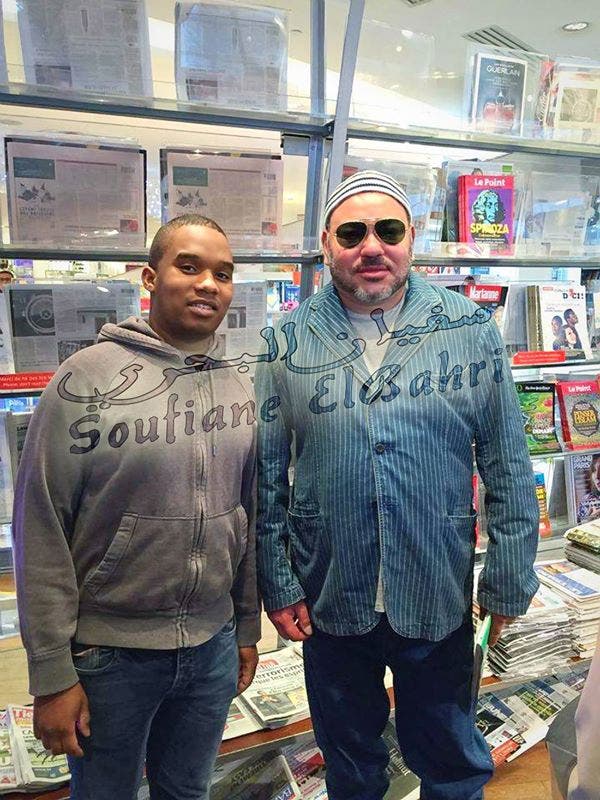 العاهل المغربي محمد السادس في باريس في صور مع مواطنين مغاربيين