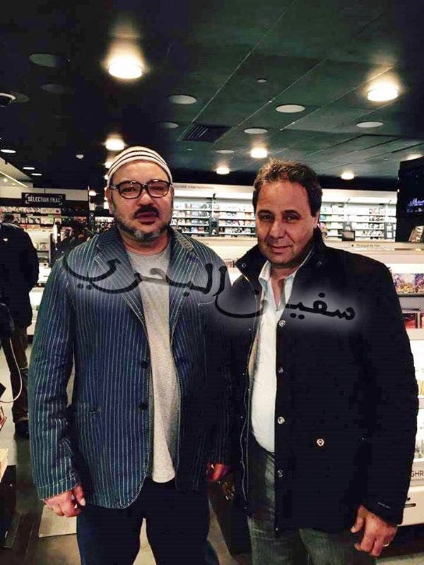 العاهل المغربي محمد السادس في باريس في صور مع مواطنين مغاربيين