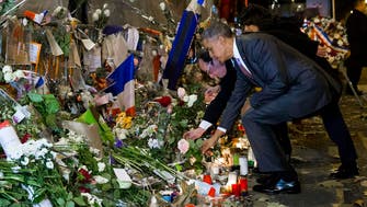  Obama visits Paris attack site, pays tribute to victims
