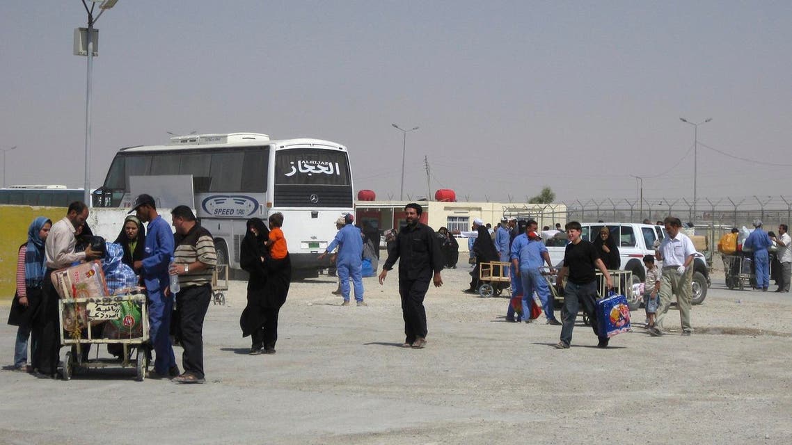 In this Sept. 4, 2010 photo, people cross the border at the Zarbatiyah crossing southeast of Baghdad, Iraq. (File photo: AP)