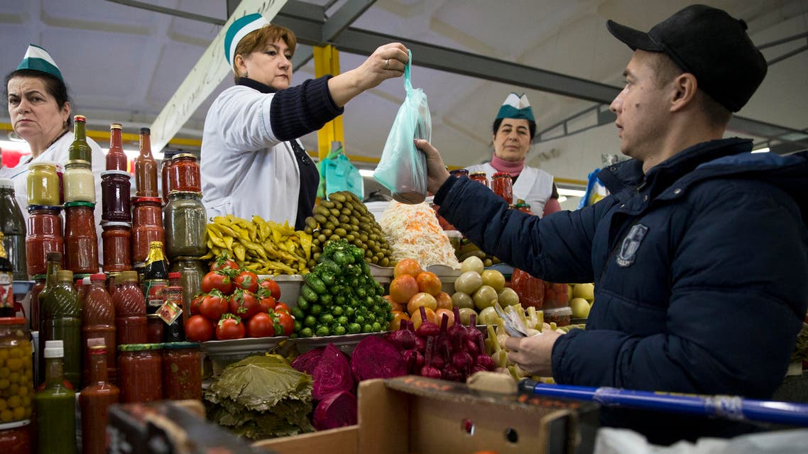 A customer, right, makes a purchase at a food market in Moscow, Russia, Wednesday, Dec. 2, 2015. (AP)