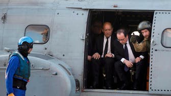Hollande visits aircraft carrier off Syrian coast