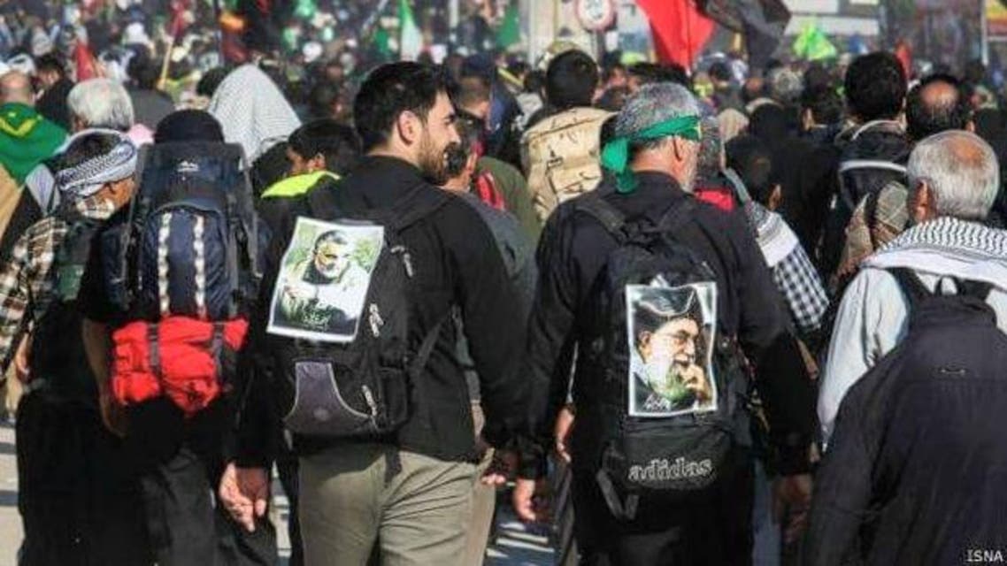 زوار ايرانيون يحملون صور خامنئي وسليماني في العراق