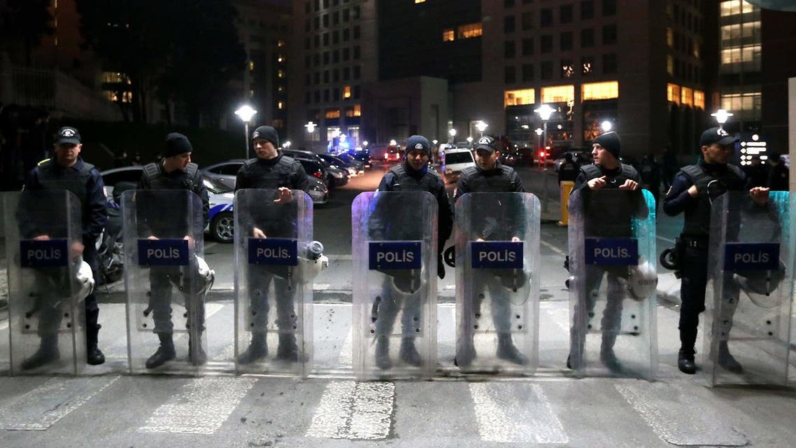 Arrest warrants were issued for 27 police officers in an operation across 13 provinces and focused on Istanbul. (File photo: AP)