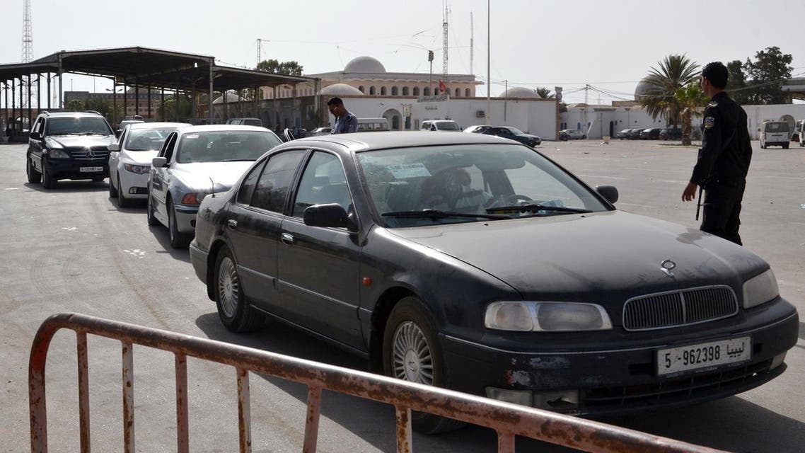 Cars belonging to Libyan people line up to cross into Tunisia at the Ras Ajdir border post between Libya and Tunisia. (File photo: AP)