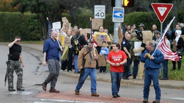Anti-Muslim protestors cross the street as counter protestors look on in the background outside a mosque in Richardson, Texas, Dec. 12, 2015.(AP)