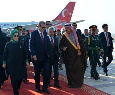 الرئيس التركي وحرمه لدى وصولهما مطار الرياض