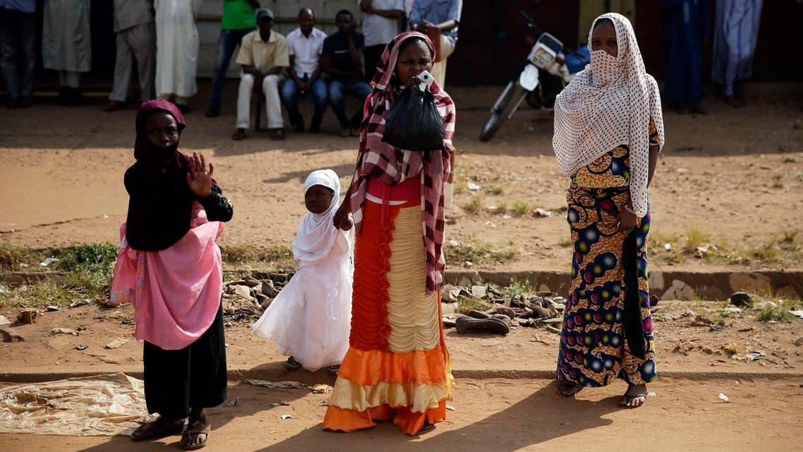 People stand in the streets around Bangui's Koudoukou mosque, Central African Republic, during Pope Francis's meeting with the Muslim community, Monday, Nov. 30, 2015. (File photo: AP)