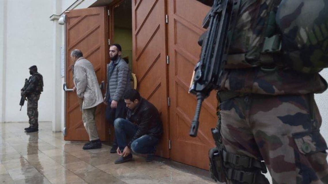 جنود يحرسون المصلين في مسجد بمدنية ستراسبورغ في فرنسا