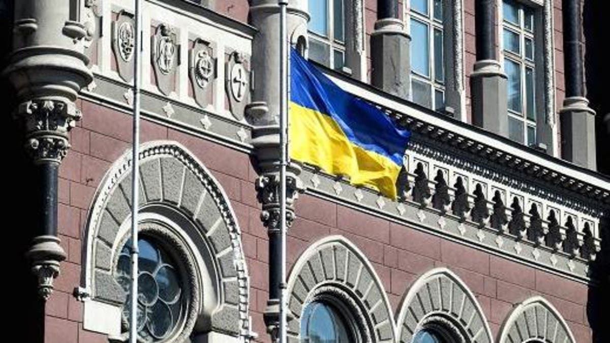أوكرانيا تحظر المدفوعات لروسيا وروسيا البيضاء والتعامل بعملتيهما