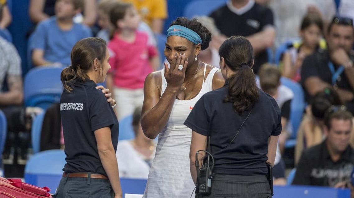 Serena Williams of the U.S. speaks to medical staff before withdrawing from the women's match between the U.S. and an Australian team at the Hopman Cup in Perth, Australia, January 5, 2016 | Reuters