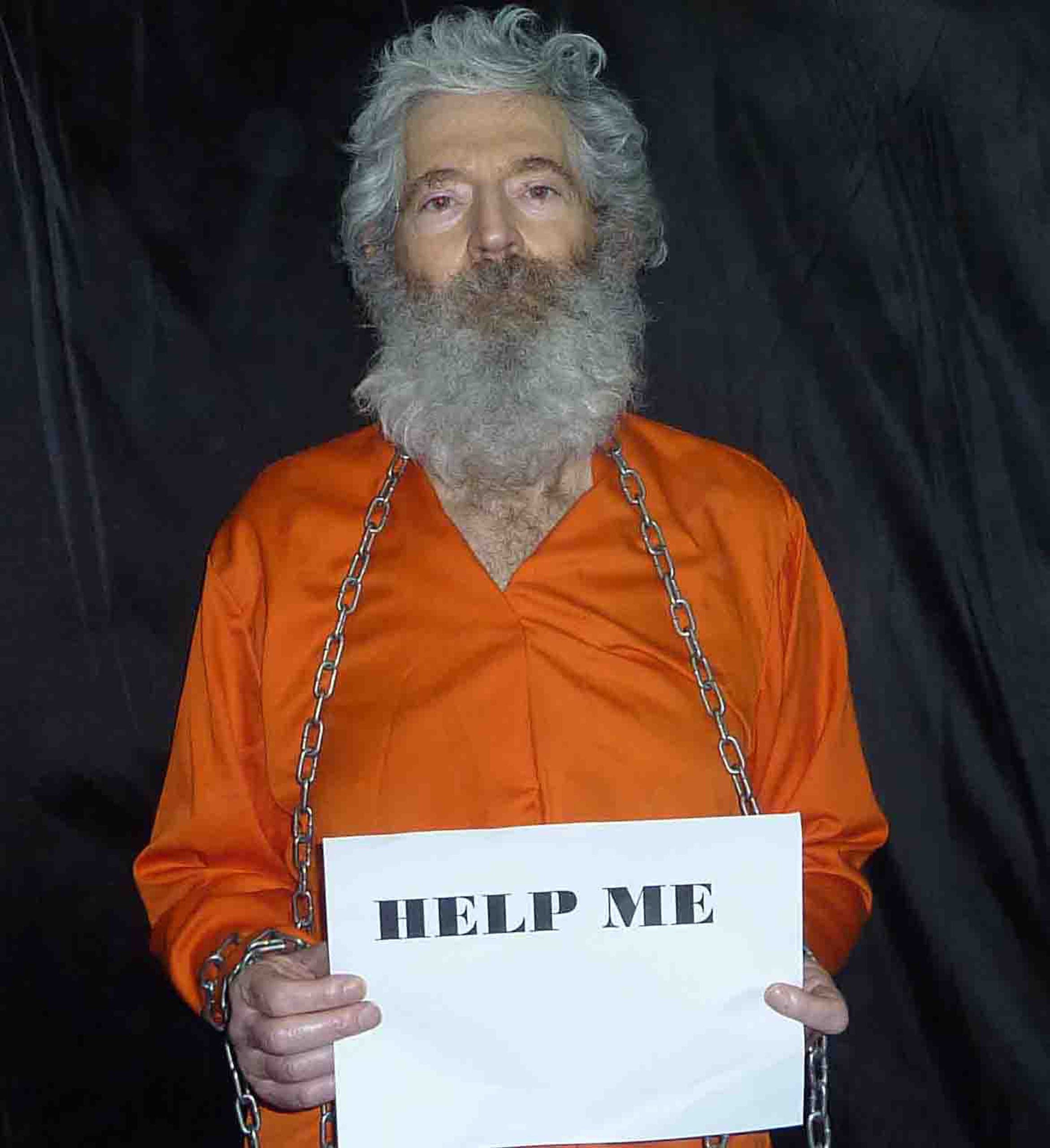 This image provided by the Federal Bureau of Investigation(FBI) shows former FBI agent Robert Levinson, who went missing on Kish Island, Iran, on March 9, 2007, shackled and holding a sign. AFP