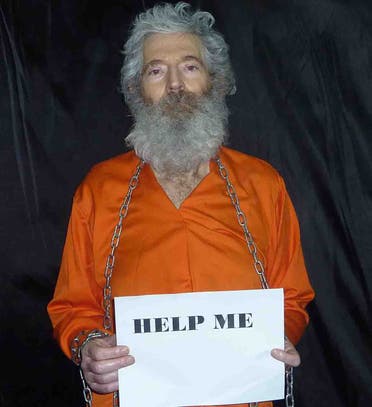 This image provided by the Federal Bureau of Investigation(FBI) shows former FBI agent Robert Levinson, who went missing on Kish Island, Iran, on March 9, 2007, shackled and holding a sign. AFP 