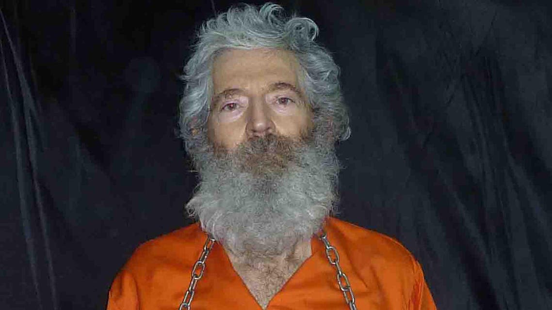This image provided by the Federal Bureau of Investigation(FBI) shows former FBI agent Robert Levinson, who went missing on Kish Island, Iran, on March 9, 2007, shackled and holding a sign. AFP