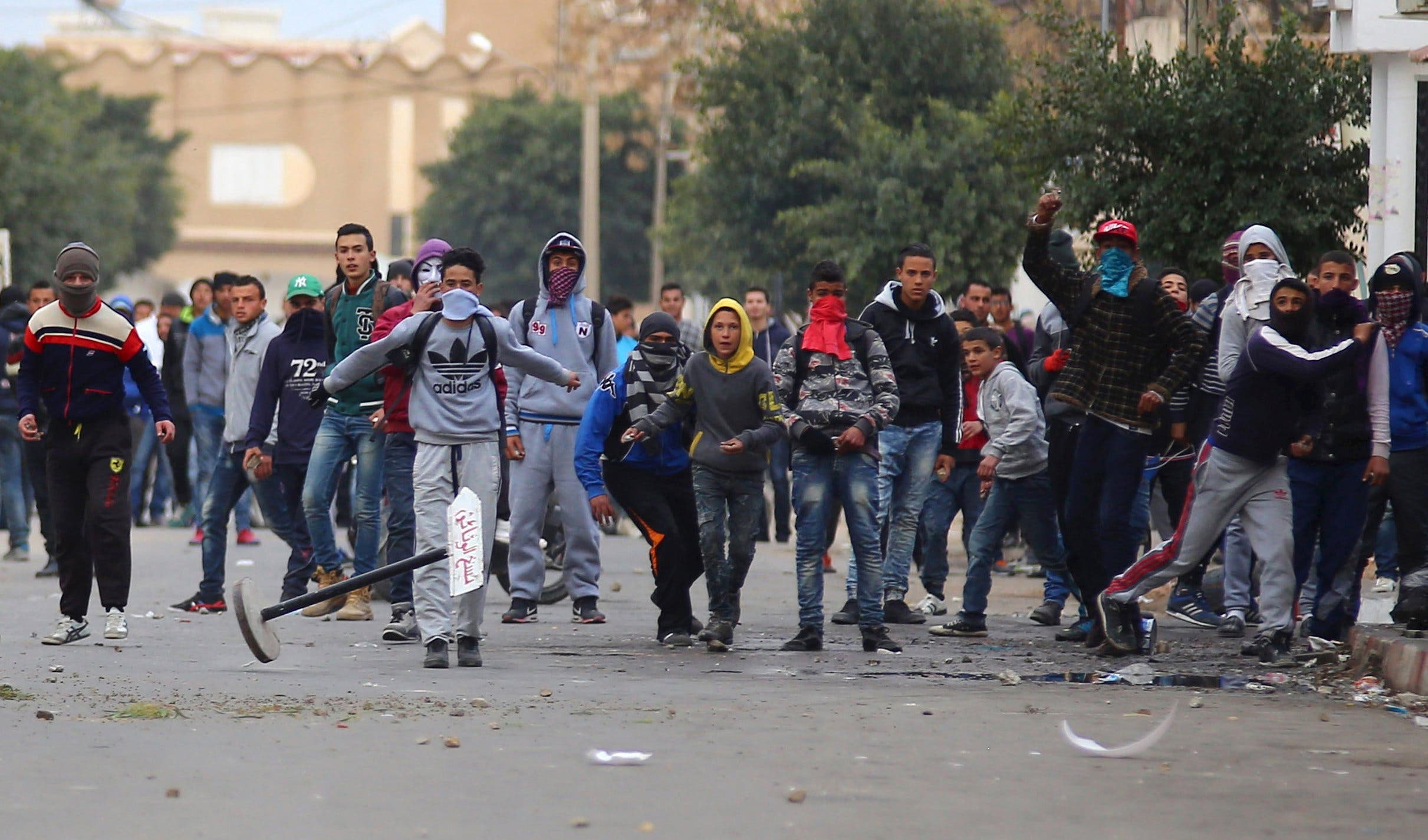 A file photo shows protesters outside the local government office in Kasserine, the impoverished central town, Tunisia, January 21, 2016. (Reuters/Amine Ben Aziza)