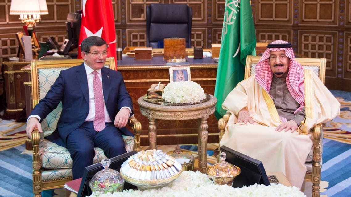 الملك سلمان مع رئيس وزراء تركيا داود اوغلو