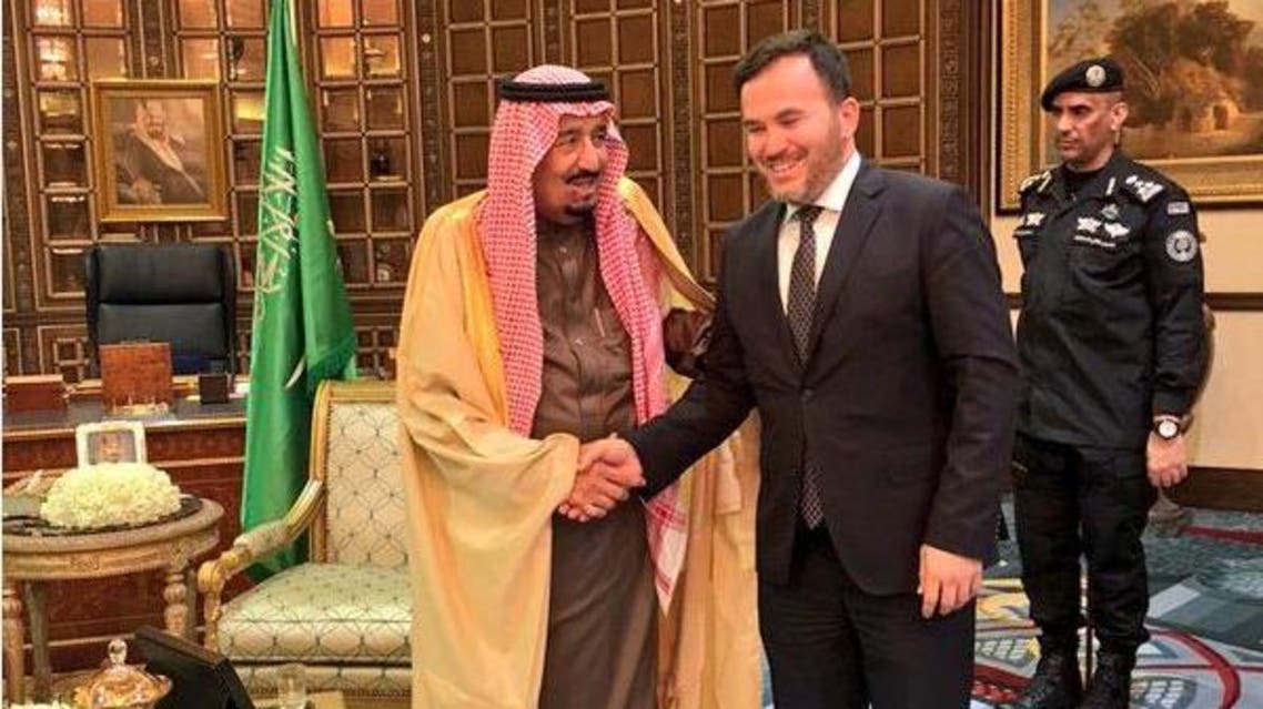 طه كينتش خلال استقبال الملك سلمان