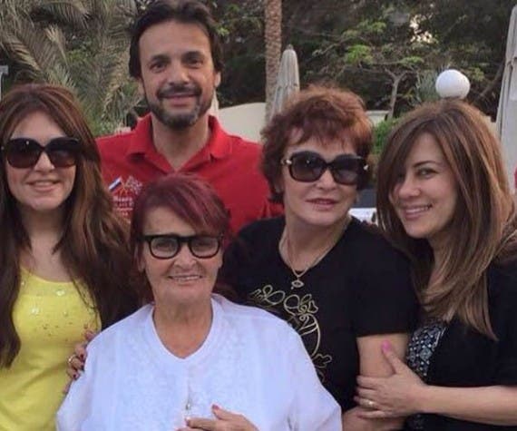 مع أبنائها والفنانة لبلبة