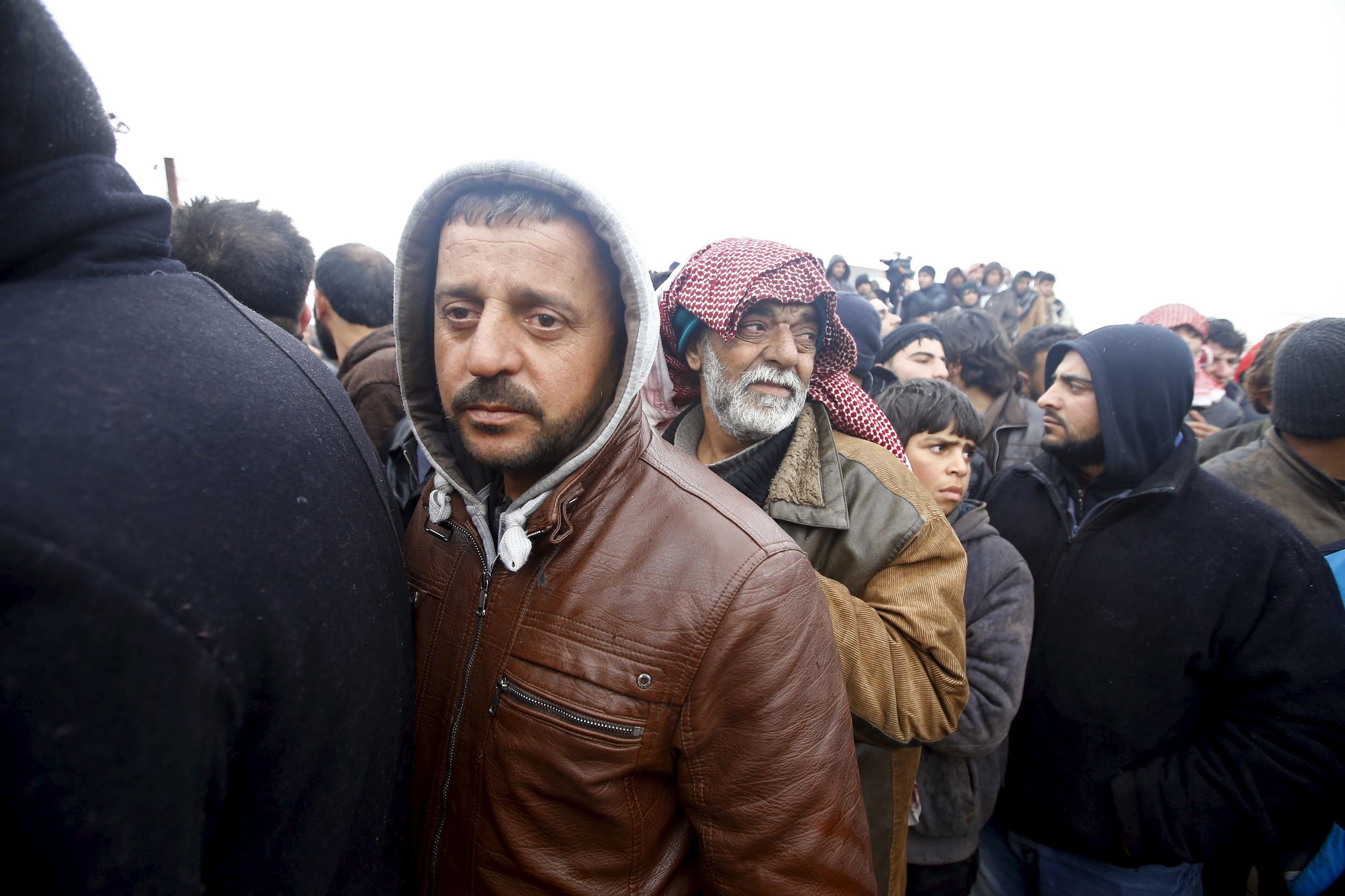 Syrians gather near border to Turkey