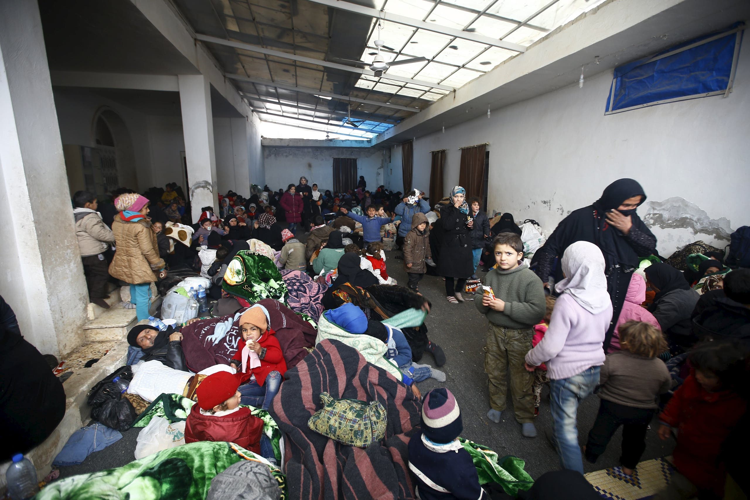 Syrians gather near border to Turkey