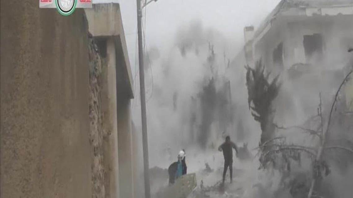 THUMBNAIL_ لحظة سقوط قذيفة قرب سيارة الإسعاف في #حلب