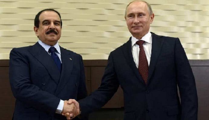 الرئيس الروسي فلاديمير بوتين يستقبل ملك البحرين حين وصل أمس الأحد