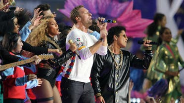 Beyonce (L) and Coldplay's Chris Martin perform with Bruno Mars (R